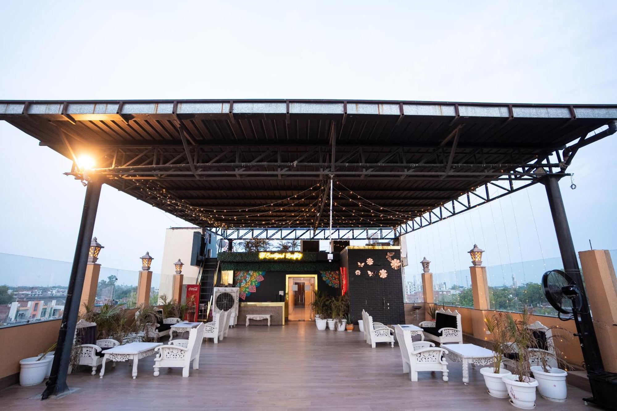 Hotel Radiance Courtyard Benares Buitenkant foto